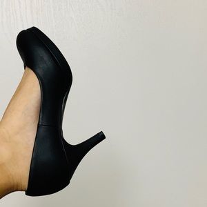 Black pumps